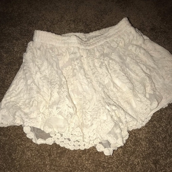 White lace shorts - Picture 1 of 2